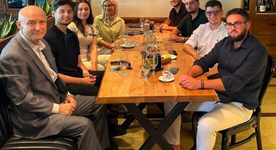 Organizata Shqiptaro-Amerikane për Maqedoninë takon përfaqësuesit e Lëvizjes Studentore në Tetovë