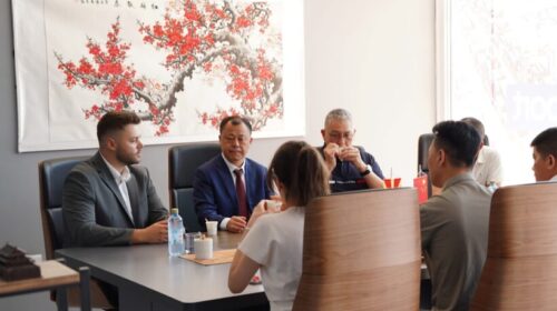 Kadir Ismaili pret përfaqësues të Dhomës së Tregtisë Kinë–RMV, në fokus investimet dhe bashkëpunimi ekonomik