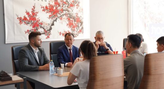 Kadir Ismaili pret përfaqësues të Dhomës së Tregtisë Kinë–RMV, në fokus investimet dhe bashkëpunimi ekonomik