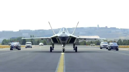 Avioni luftarak KAAN i Turqisë nis testet e lëvizjes në pistë para fluturimit