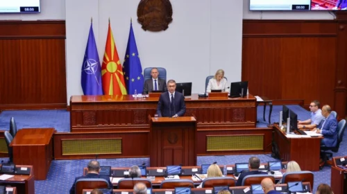 (VIDEO) Deputetët votuan për shkarkimin e tetë ministrave dhe dy zëvendësministrave