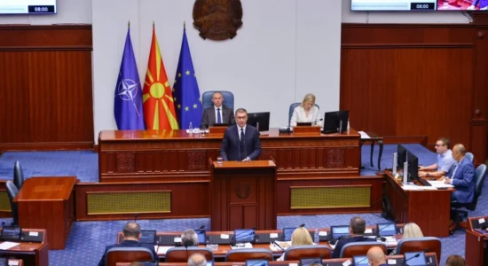 (VIDEO) Deputetët votuan për shkarkimin e tetë ministrave dhe dy zëvendësministrave