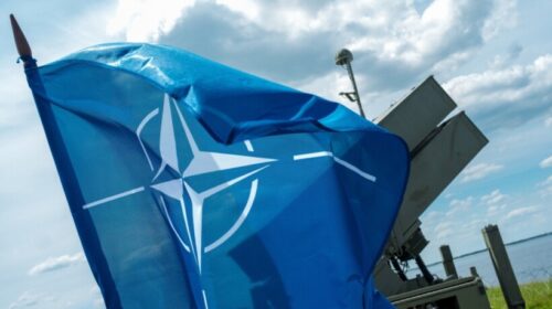 Praktikantja e NATO-s dyshohet për spiunazh, gjykata vendos ta mbajë në paraburgim