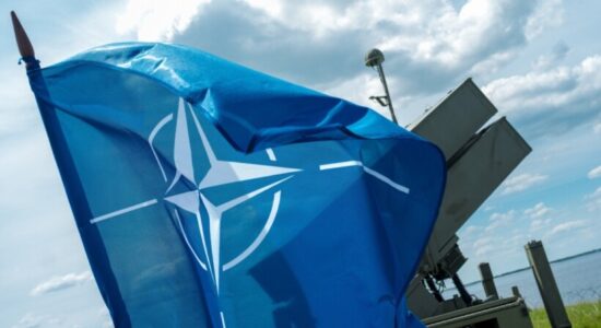 Praktikantja e NATO-s dyshohet për spiunazh, gjykata vendos ta mbajë në paraburgim