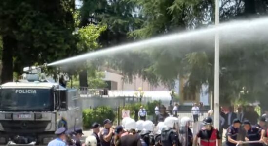 Përplasjet në protestën para Parlamentit të Shqipërisë, arrestohen 19 persona, procedohen 12 të tjerë