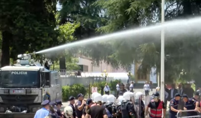 Përplasjet në protestën para Parlamentit të Shqipërisë, arrestohen 19 persona, procedohen 12 të tjerë