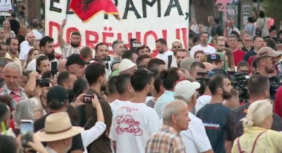 Sot dita e 40-të e protestës: “Edi Rama o tradhtar, me Shqipërinë mos bëj pazar”