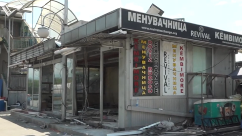 (VIDEO) Hiqet kioska “Ali Tobaco” në afërsi të vendkalimit illegal në Bit Pazar
