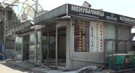 (VIDEO) Hiqet kioska “Ali Tobaco” në afërsi të vendkalimit illegal në Bit Pazar
