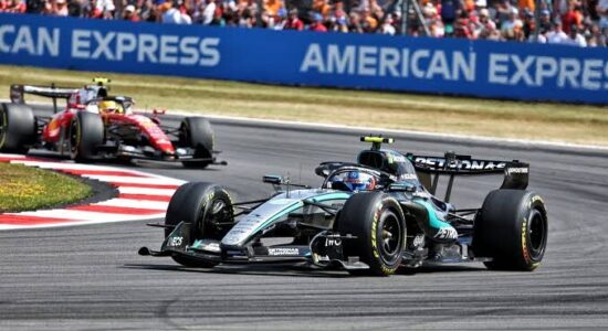 Antonelli triumfon në duelin me Hamilton dhe fiton garën sprint në pistën e Silverstone