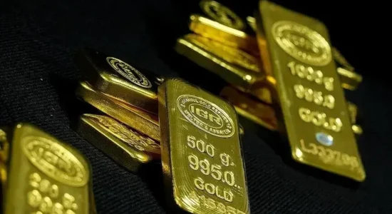 Ari bie nën 4.000 dollarë, ndërsa tensionet në Lindjen e Mesme nxisin frikën për inflacionin