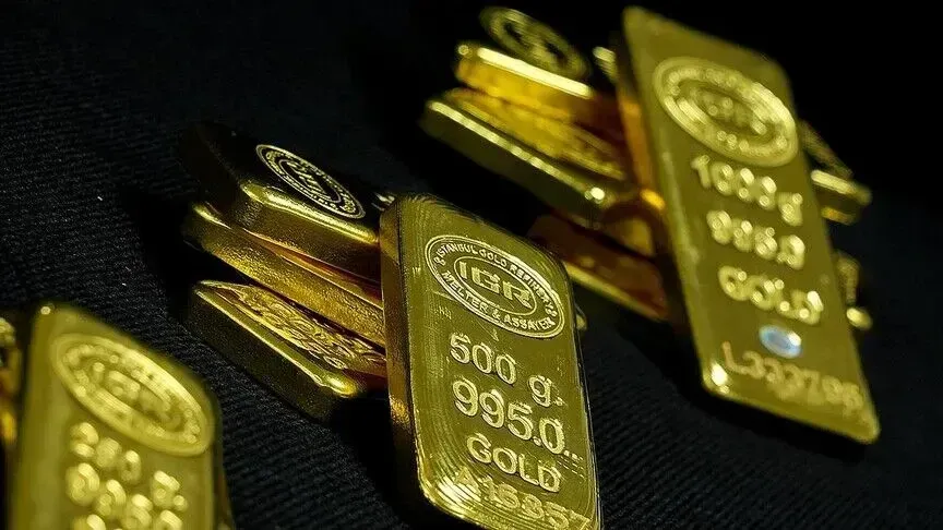 Ari bie nën 4.000 dollarë, ndërsa tensionet në Lindjen e Mesme nxisin frikën për inflacionin