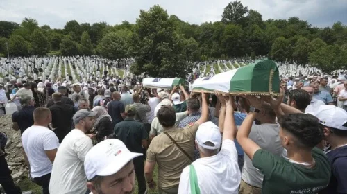 Mijëra njerëz në Srebrenicë për të shënuar 31-vjetorin e gjenocidit, zhvillohet varrimi kolektiv i 10 viktimave