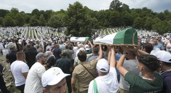 Mijëra njerëz në Srebrenicë për të shënuar 31-vjetorin e gjenocidit, zhvillohet varrimi kolektiv i 10 viktimave