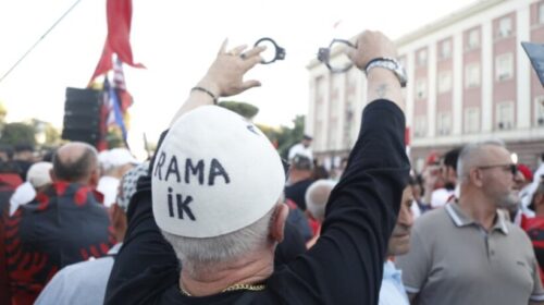 FOTO LAJM/ ‘Rama ik, të presin prangat’! Pankarta të tjera në ditën e 35-të të protetës