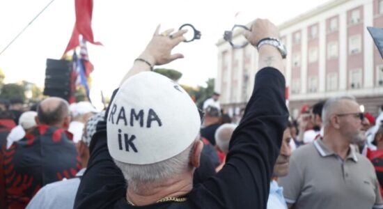 FOTO LAJM/ ‘Rama ik, të presin prangat’! Pankarta të tjera në ditën e 35-të të protetës