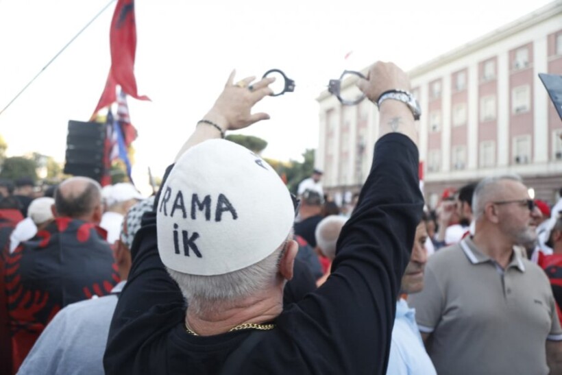FOTO LAJM/ ‘Rama ik, të presin prangat’! Pankarta të tjera në ditën e 35-të të protetës