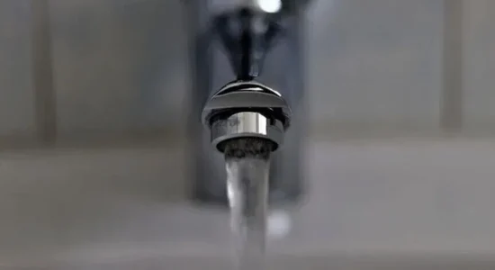 Kolonët izraelitë presin tubacionin kryesor të ujit që u shërbente komuniteteve beduine në Kudsin Lindor