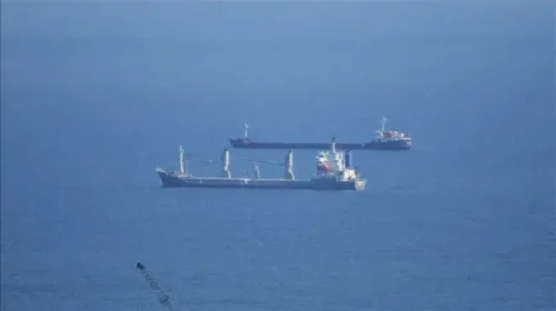 Shpëtohen 23 marinarë pas përplasjes së një anijeje të madhe pranë ishullit Qeshm të Iranit