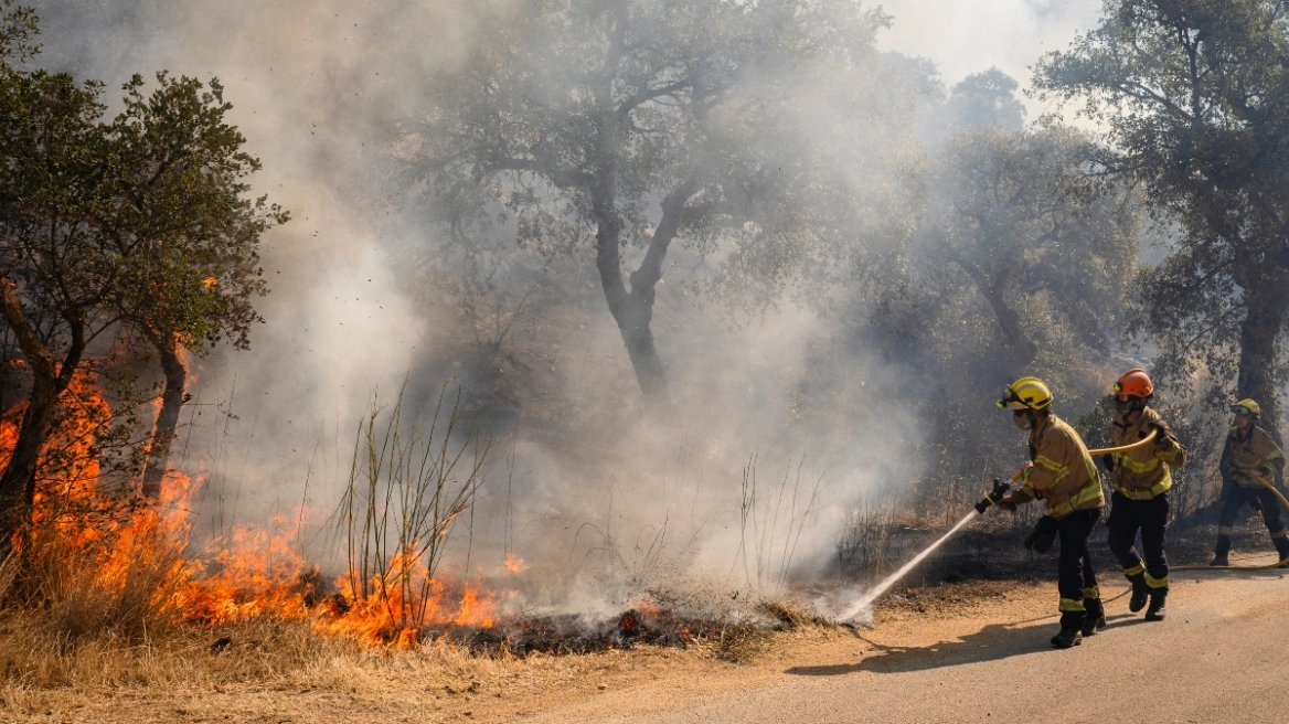 Zjarri masiv në Costa Brava, 22 mijë hektarë tokë u shkrumbuan në Katalonjë, rreth 400 zjarrfikës ende në terren
