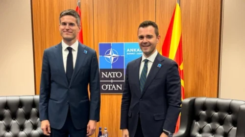 Mucunski takohet me homologun holandez në margjinat e Samitit të NATO-s