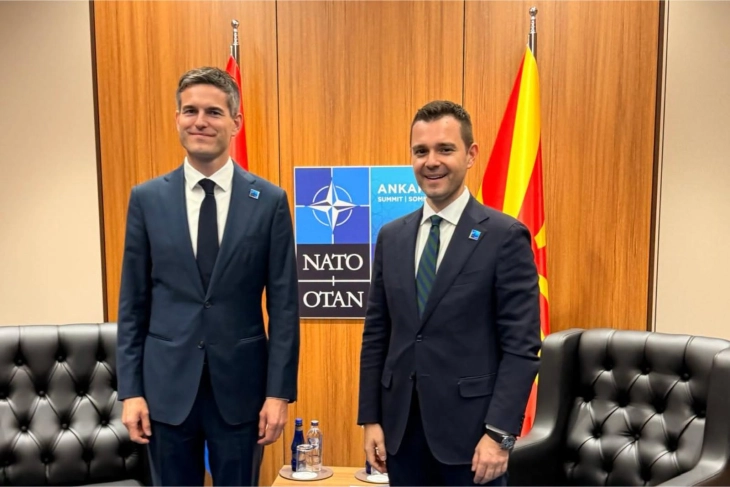 Mucunski takohet me homologun holandez në margjinat e Samitit të NATO-s
