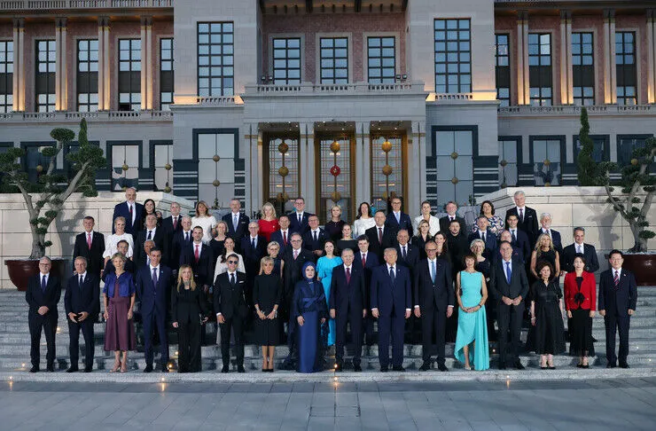 Presidenti Erdogan pret udhëheqësit e NATO s dhe bashkëshortet e tyre në pritje dhe darkë në Ankara