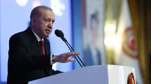 Erdogan lavdëron “rezistencën e guximshme” të popullit për zmbrapsjen e përpjekjes për grusht shteti të 15 korrikut