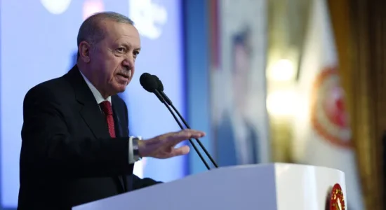 Erdogan lavdëron “rezistencën e guximshme” të popullit për zmbrapsjen e përpjekjes për grusht shteti të 15 korrikut