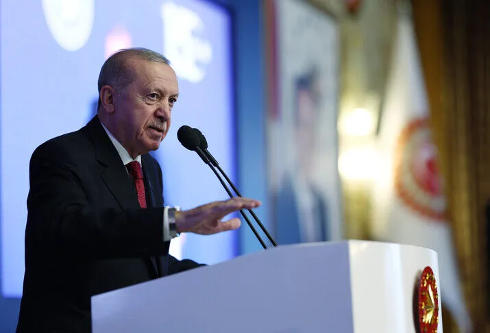 Erdogan lavdëron “rezistencën e guximshme” të popullit për zmbrapsjen e përpjekjes për grusht shteti të 15 korrikut