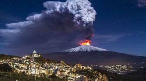 Vullkani Etna shpërthen sërish, re e madhe hiri shkakton kufizime në fluturime