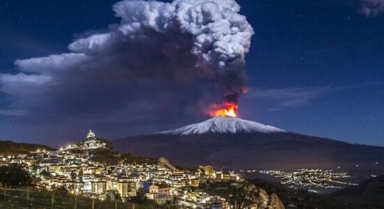Vullkani Etna shpërthen sërish, re e madhe hiri shkakton kufizime në fluturime