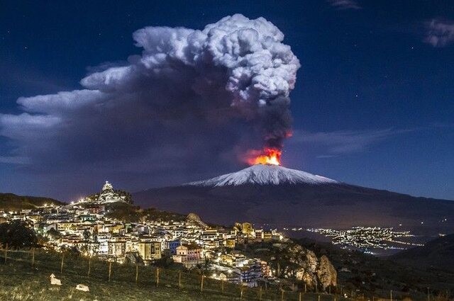 Vullkani Etna shpërthen sërish, re e madhe hiri shkakton kufizime në fluturime