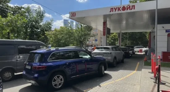 Krizë karburanti në Rusi, autoritetet u bëjnë thirrje qytetarëve të mos ngasin veturat
