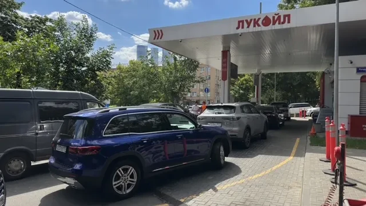 Krizë karburanti në Rusi, autoritetet u bëjnë thirrje qytetarëve të mos ngasin veturat