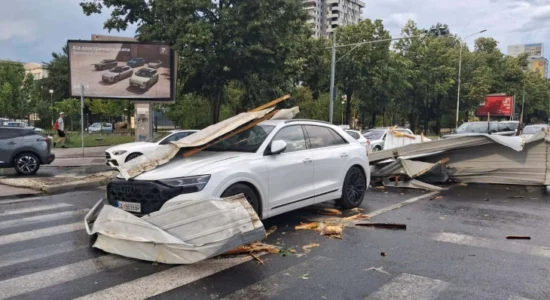 Çati, pemë dhe semaforë të rrëzuar dhe rrugë të bllokuara nga moti i keq në Shkup