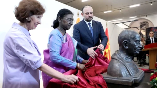 Në Shkup shpaloset busti i Mahatma Gandit, simbol i qëndrueshëm i vlerave që bashkojnë dy popujt