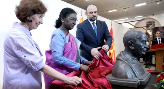 Në Shkup shpaloset busti i Mahatma Gandit, simbol i qëndrueshëm i vlerave që bashkojnë dy popujt
