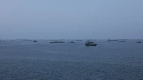 Trafiku në Ngushticën e Hormuzit bie, rritet aktiviteti në Ngushticën Bab el-Mandeb