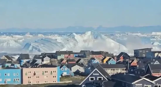 Pamje spektakolare nga Groenlanda/ Ajsbergu gjigant përmbyset në det, krijon valë të fuqishme