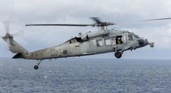 Rrëzohet helikopteri i Marinës amerikane në Detin Arabik, një pjesëtar i zhdukur