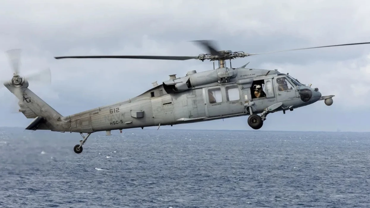 Rrëzohet helikopteri i Marinës amerikane në Detin Arabik, një pjesëtar i zhdukur