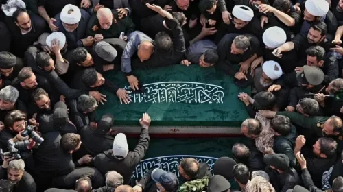 Trupi i udhëheqësit suprem të vrarë iranian mbërrin në Irak përpara procesionit mortor