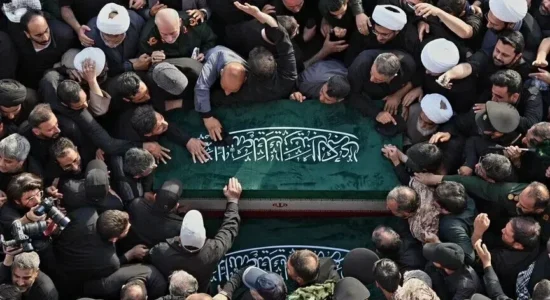 Trupi i udhëheqësit suprem të vrarë iranian mbërrin në Irak përpara procesionit mortor