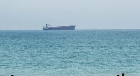 Trafiku në Hormuz pothuajse ndalet, ndërsa sulmet e reja SHBA-Iran tronditin transportin detar të energjisë