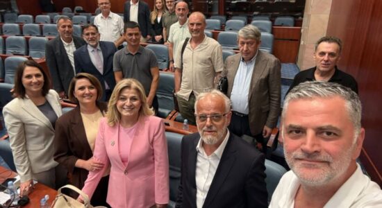 Ilir Hasani: Opozita shqiptare bllokoi seancën, Ligji për Përfaqësim të Drejtë nuk kalon në këtë formë