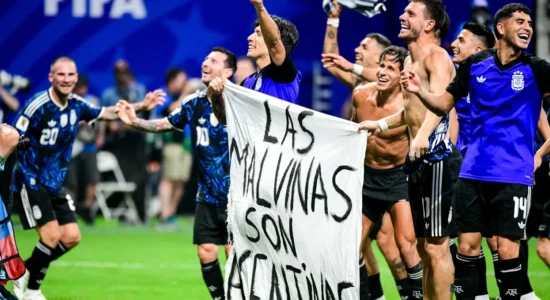 Pankarta që trazoi Botërorin: FIFA del me reagim zyrtar ndaj Argjentinës