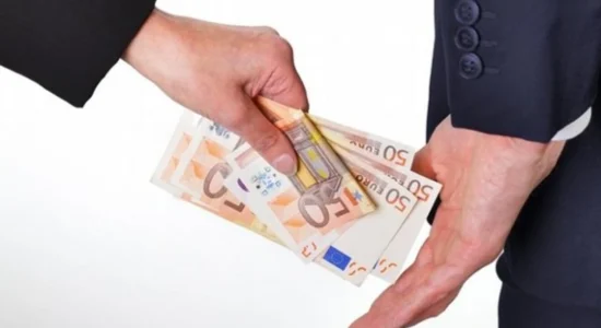 Kërkoi 18.000 denarë ryshfet për të mos i hequr ndihmën sociale, arrestohet zyrtari në Prilep