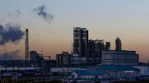 Rafineria në Siberi ndalon punën pas sulmit ajror ukrainas
