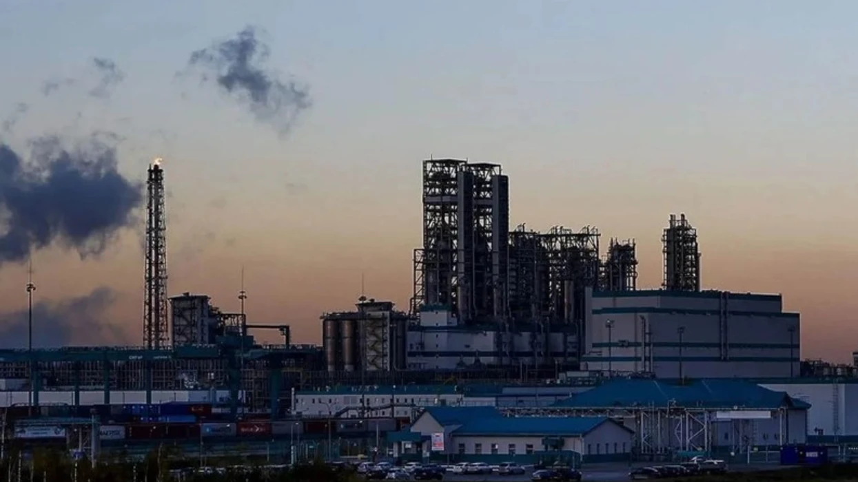 Rafineria në Siberi ndalon punën pas sulmit ajror ukrainas